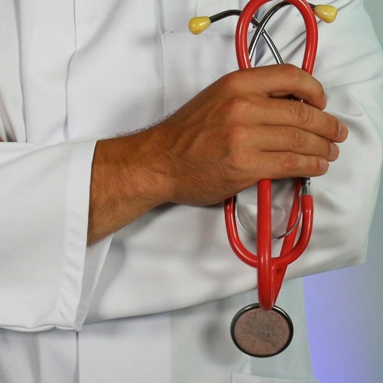 Karriere Arzt | TestoCare Stellenangebote Männergesundheit Arzt mit Stethoskop – Symbolbild für Stellenangebote und Karriere bei TestoCare in der Männergesundheit