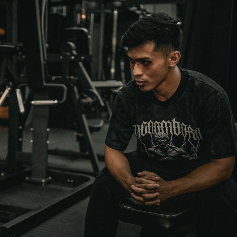 Influencer Job | TestoCare Kooperation Männergesundheit Fitness Influencer im Gym – Symbolbild für Jobangebot Influencer Kooperation bei TestoCare