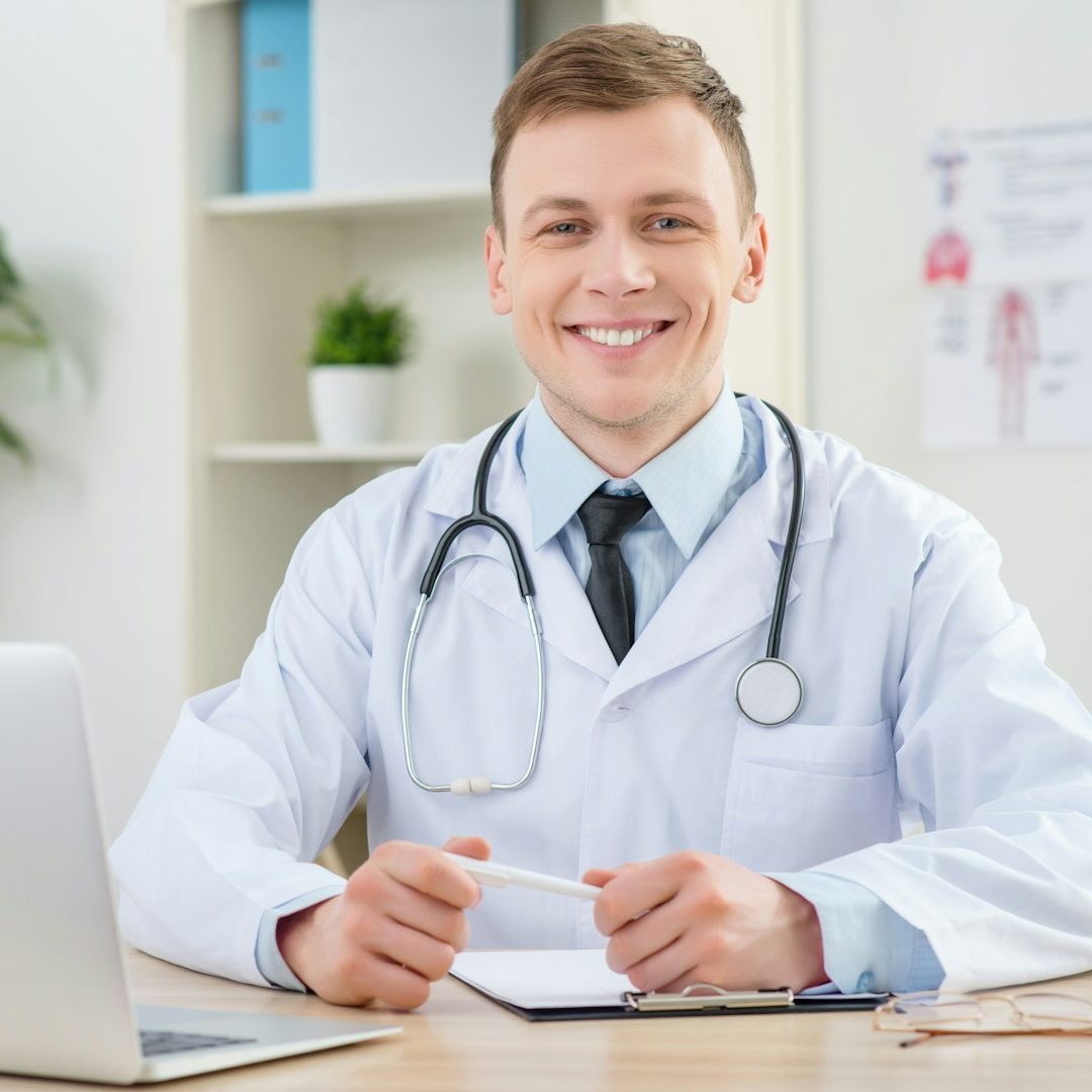 Strahlender Arzt begrüßt Patienten – Symbolbild für Erstberatung und Kontaktaufnahme bei TestoCare