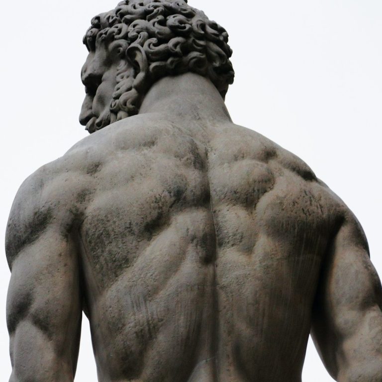 Griechische Statue als Symbolbild für Testosteron und Östrogen – Wirkung von Hormonen auf Körper und Gesundheit