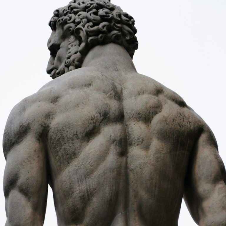 Griechische Statue als Symbolbild für Testosteron und Östrogen – Wirkung von Hormonen auf Körper und Gesundheit