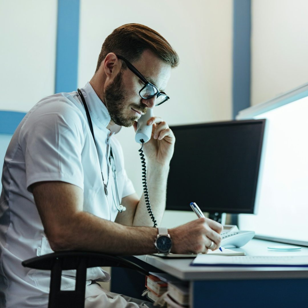 Online-Arztgespräch bei TestoCare – Telemedizin für Männergesundheit Arzt führt Online-Sprechstunde per Telefon und Computer bei TestoCare zur Testosterontherapie