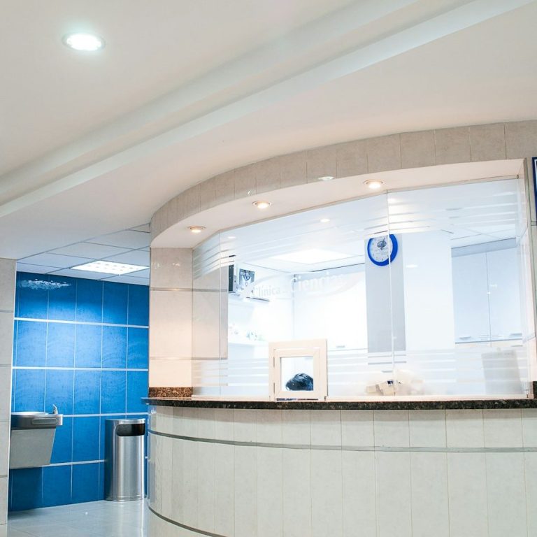 Moderne Praxistheke bei kooperierenden Ärzten von TestoCare – Empfangsbereich für Männergesundheit