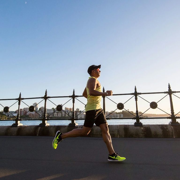 Läufer vor strahlendem Himmel – Symbol für Ausdauer, Vitalität und neue Energie mit Testosterontherapie bei TestoCare