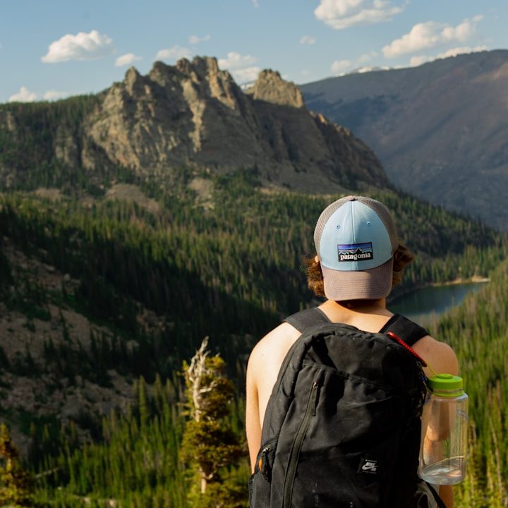 Anonymer Kunde René beim Wandern – Erfahrungsbericht zur Testosterontherapie bei TestoCare