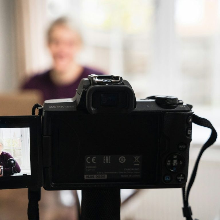 Aufgebaute Kamera für Webinar – Symbol für Online-Events und Aufklärung zur Testosterontherapie bei TestoCare