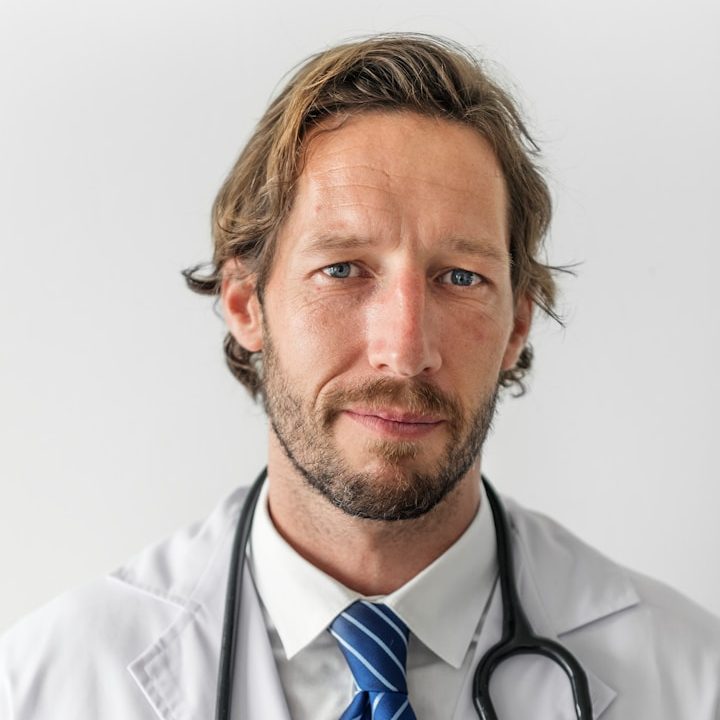 Individuelle Arztbetreuung | TestoCare Online Männergesundheit Sympathischer Arzt bietet persönliche 1-zu-1 Betreuung in der Testosterontherapie bei TestoCare